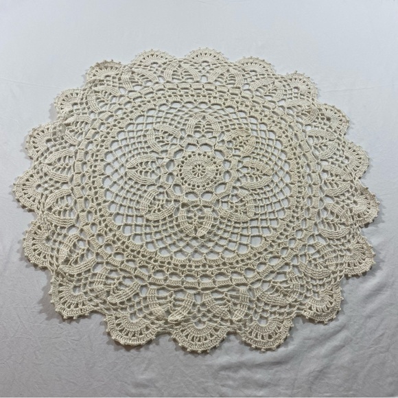 Doily Handmade Boho vintage Crochet Doily Table Cloth Round scalloped Grandma - Picture 3 of 10